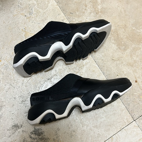 Sorel black leather silp on sneakers - Picture 10 of 11